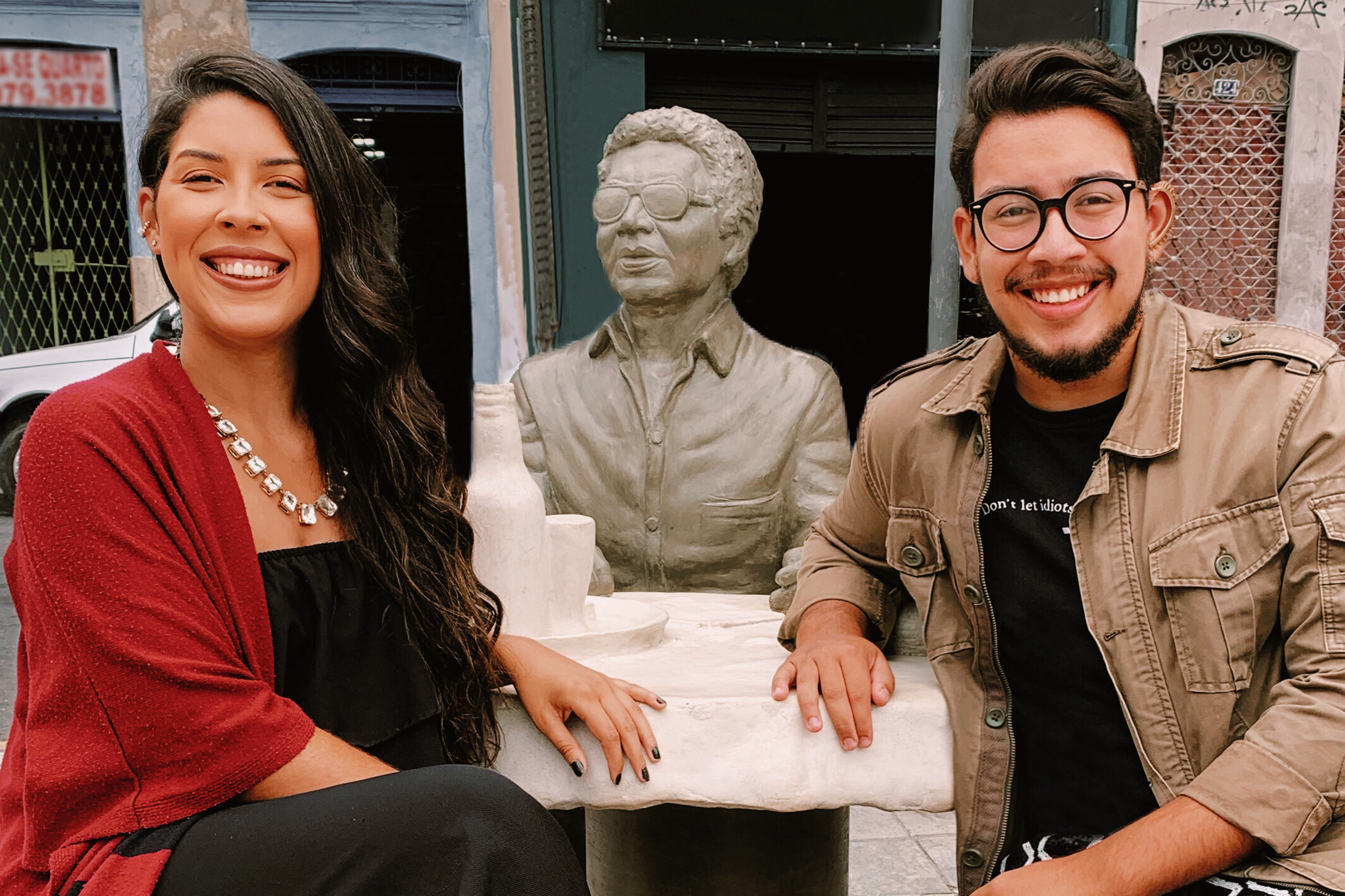 O projeto “Borogodá” é assinado pelos irmãos Lopes, Ana Letícia e Gabriel que posam em estátua de Reginaldo Rossi